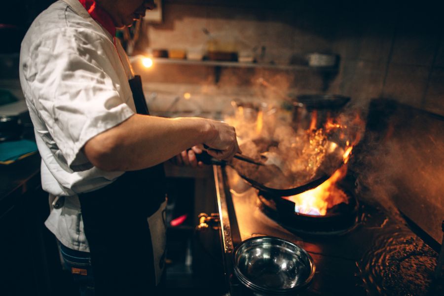 persona cocinando en un restaurante