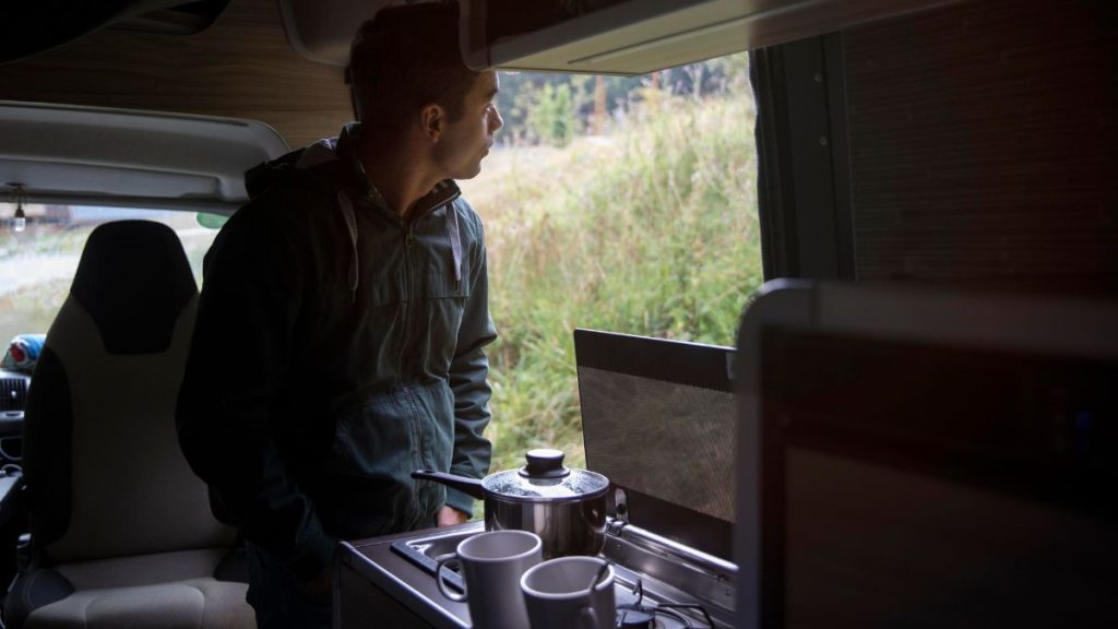 una persona cocinando en una caravana